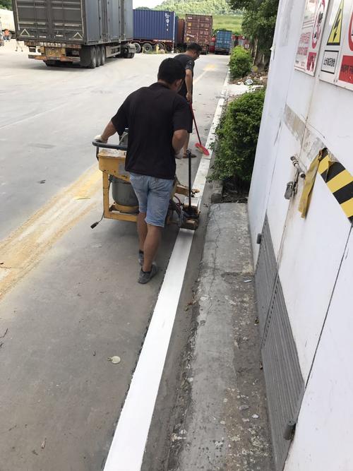 公明专业车位划线 保驾畅行，为城市停车“规矩”护航